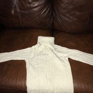 White turtle neck sweater